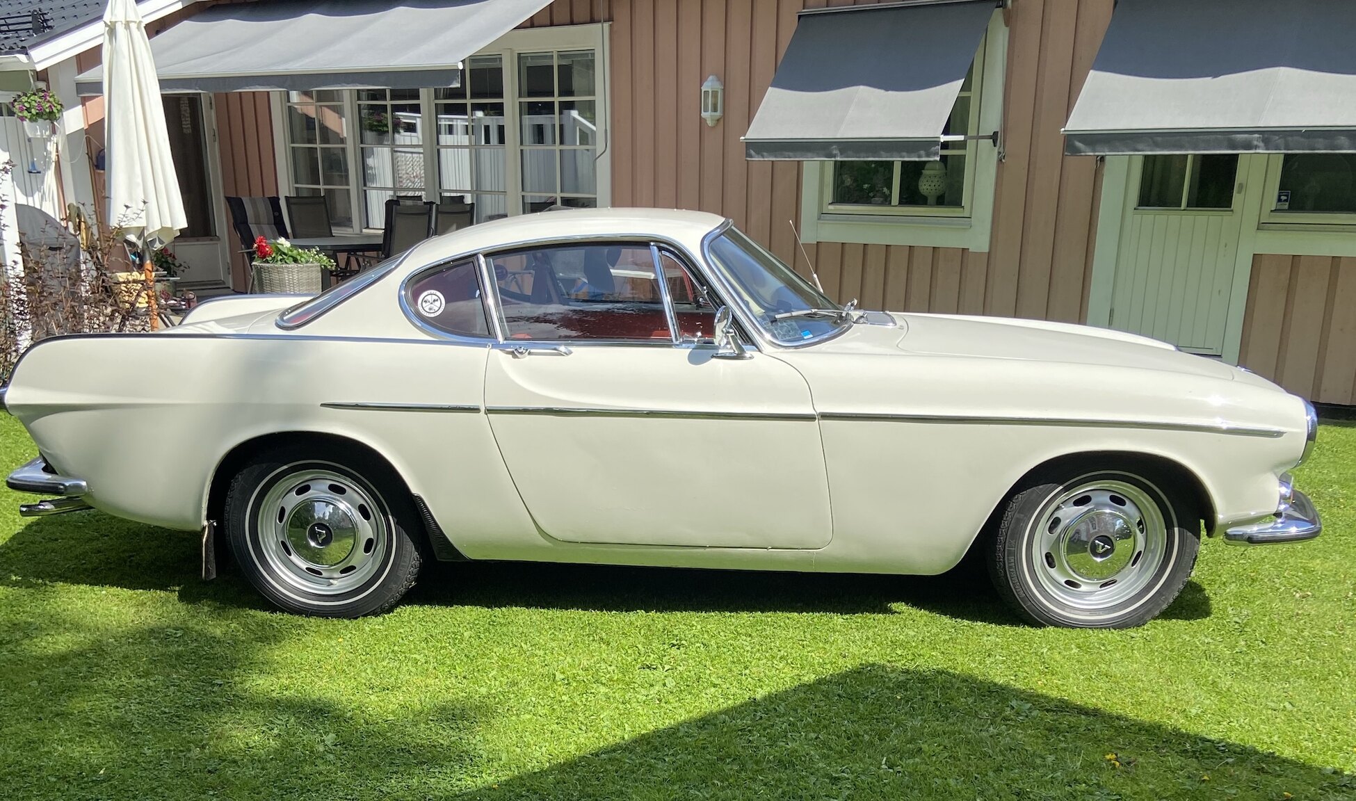 Exterior image of 1968 Volvo P1800 S