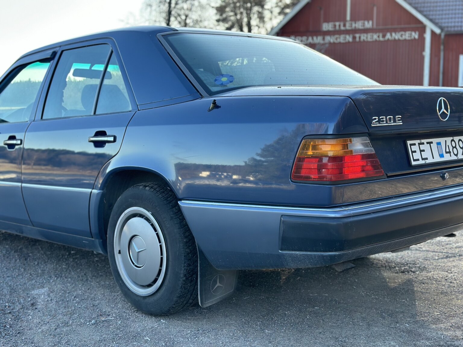 Exterior image of 1991 Mercedes-Benz 230 E 