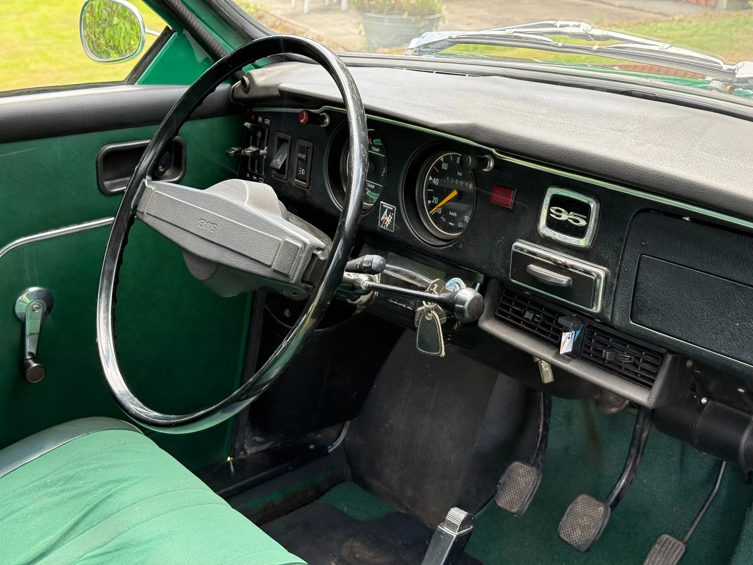 Innenraumfoto von 1975 Saab 95 V4 kombi - 7-sits (40)