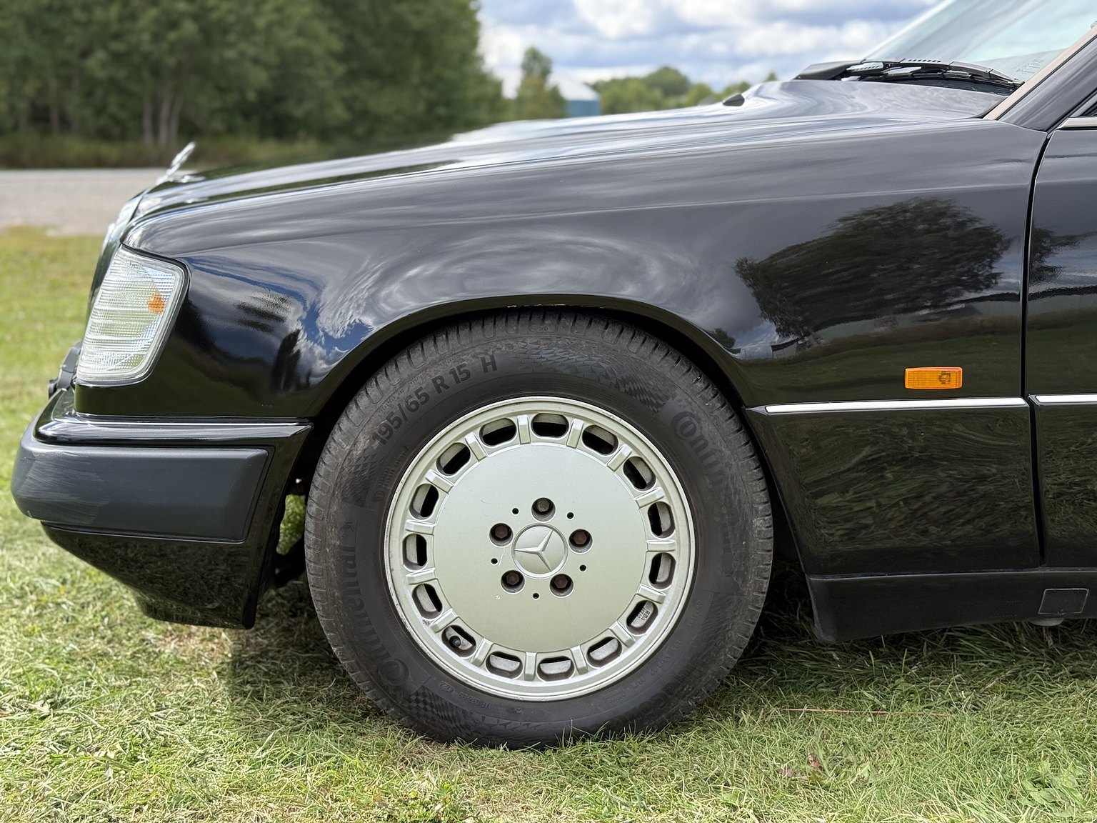 Exterior image of 1990 Mercedes-Benz 300CE-24