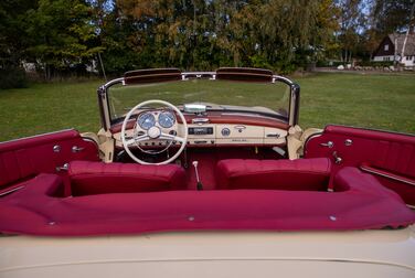 Interior image of 1958 Mercedes-Benz 190SL