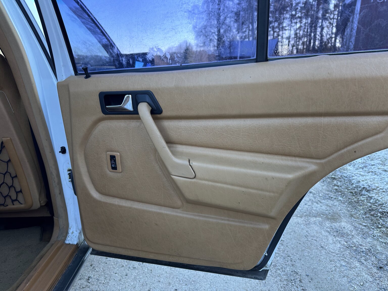 Innenraumfoto von 1988 Mercedes-Benz 190 E 2.3 (29)