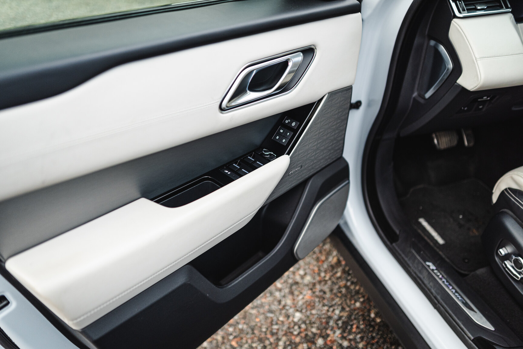 Interior image of 2018 Range Rover Velar D300 AWD HSE