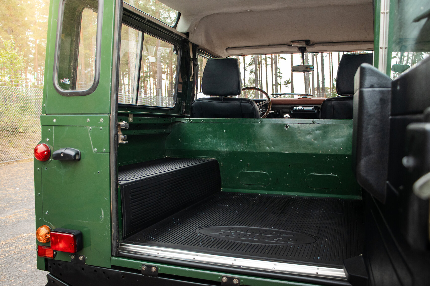 Innenraumfoto von 1996 Land Rover Defender 90 300TDi (10)