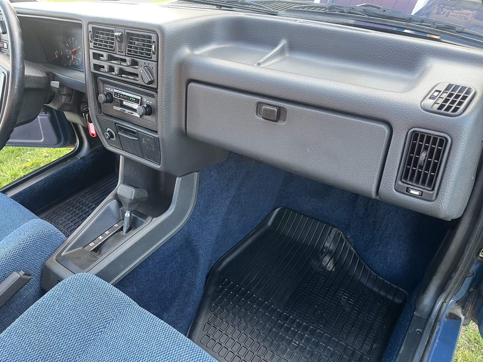 Interior image of 1983 Volvo 340 (5)