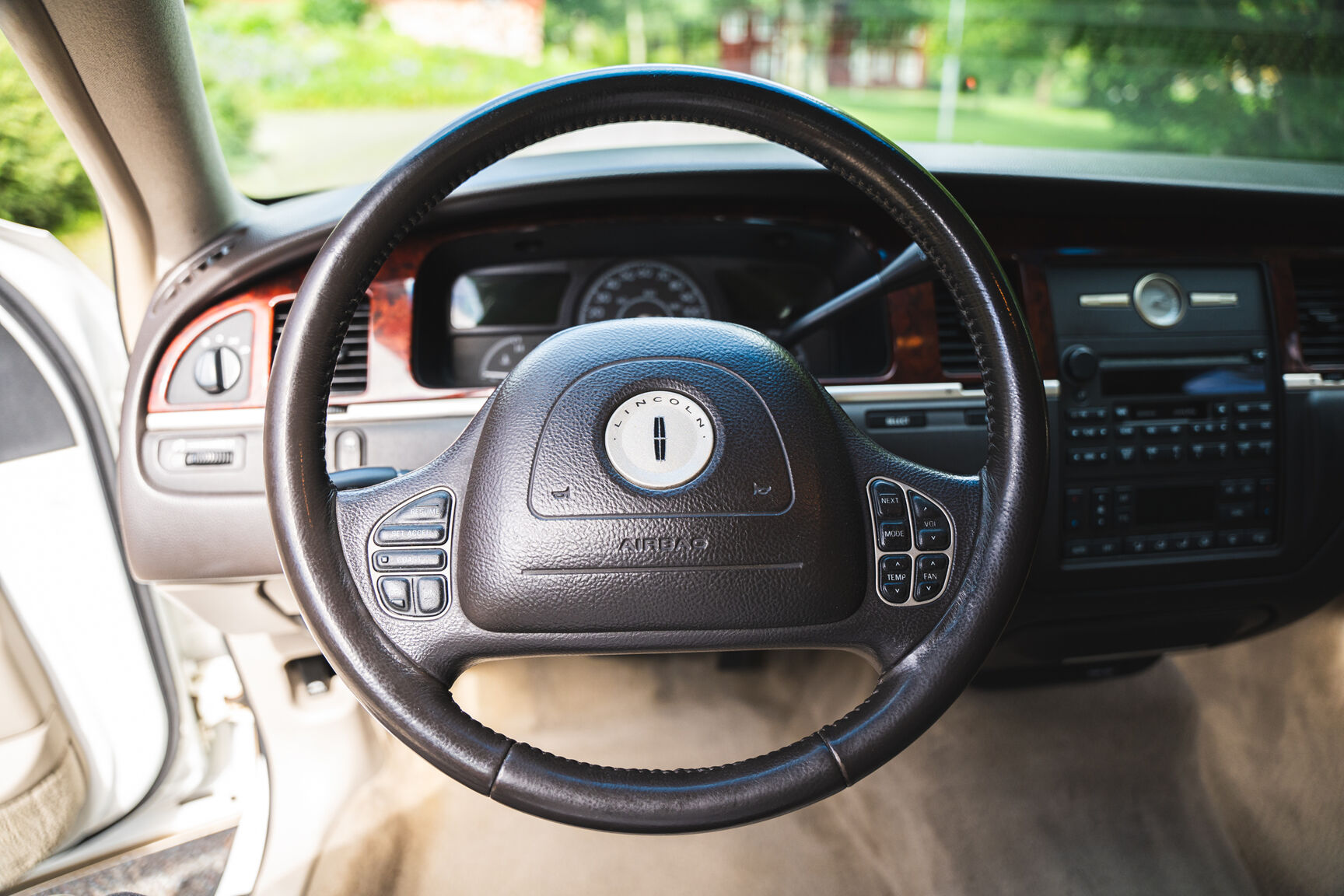 Innenraumfoto von 2003 Lincoln Town Car
