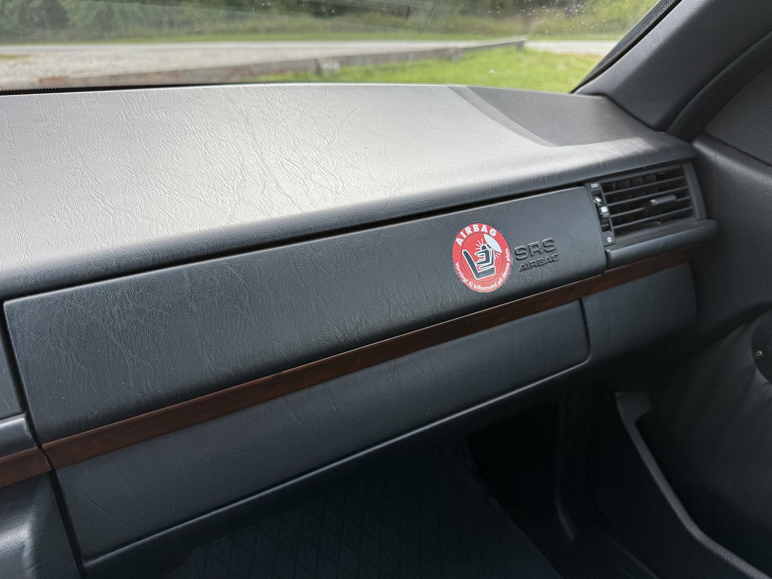 Interior image of 1990 Mercedes-Benz 300CE-24