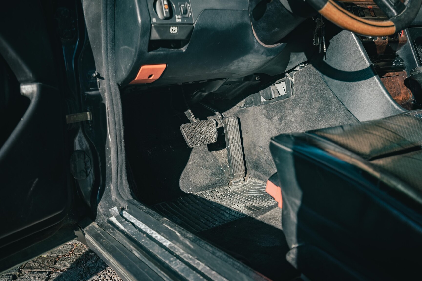 Interior image of 1991 Mercedes-Benz 300E-24 (32)