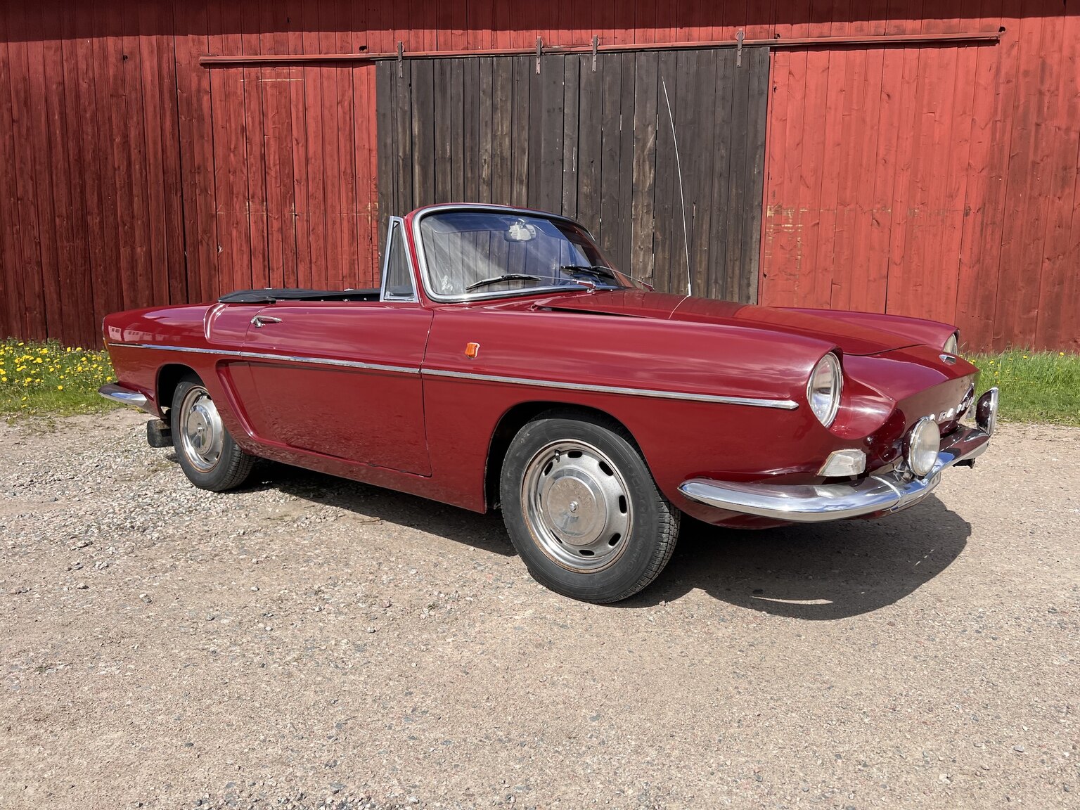Exterior image of 1967 Renault Caravelle Coupé