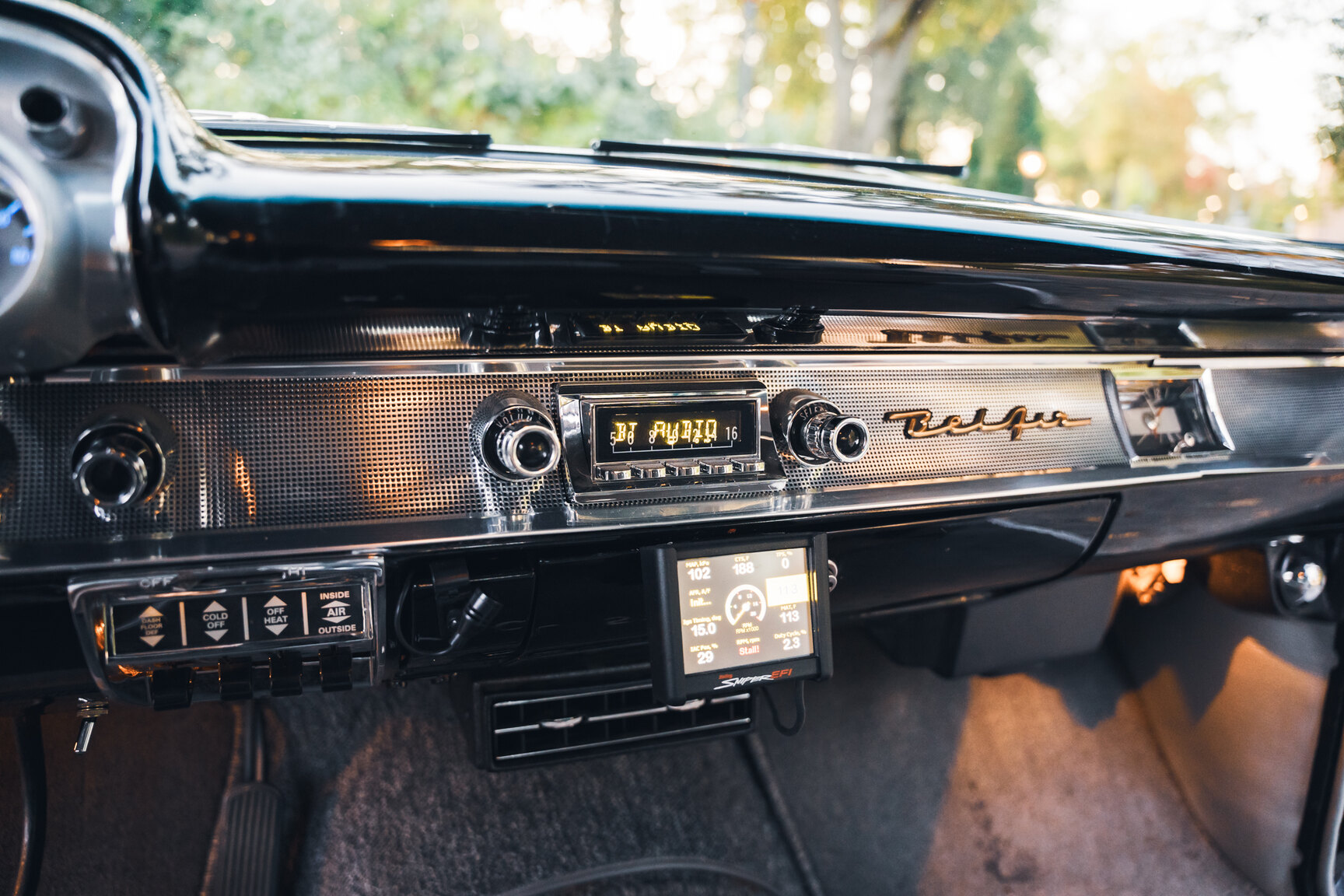 Innenraumfoto von 1957 Chevrolet Bel Air Sport Coupé (33)