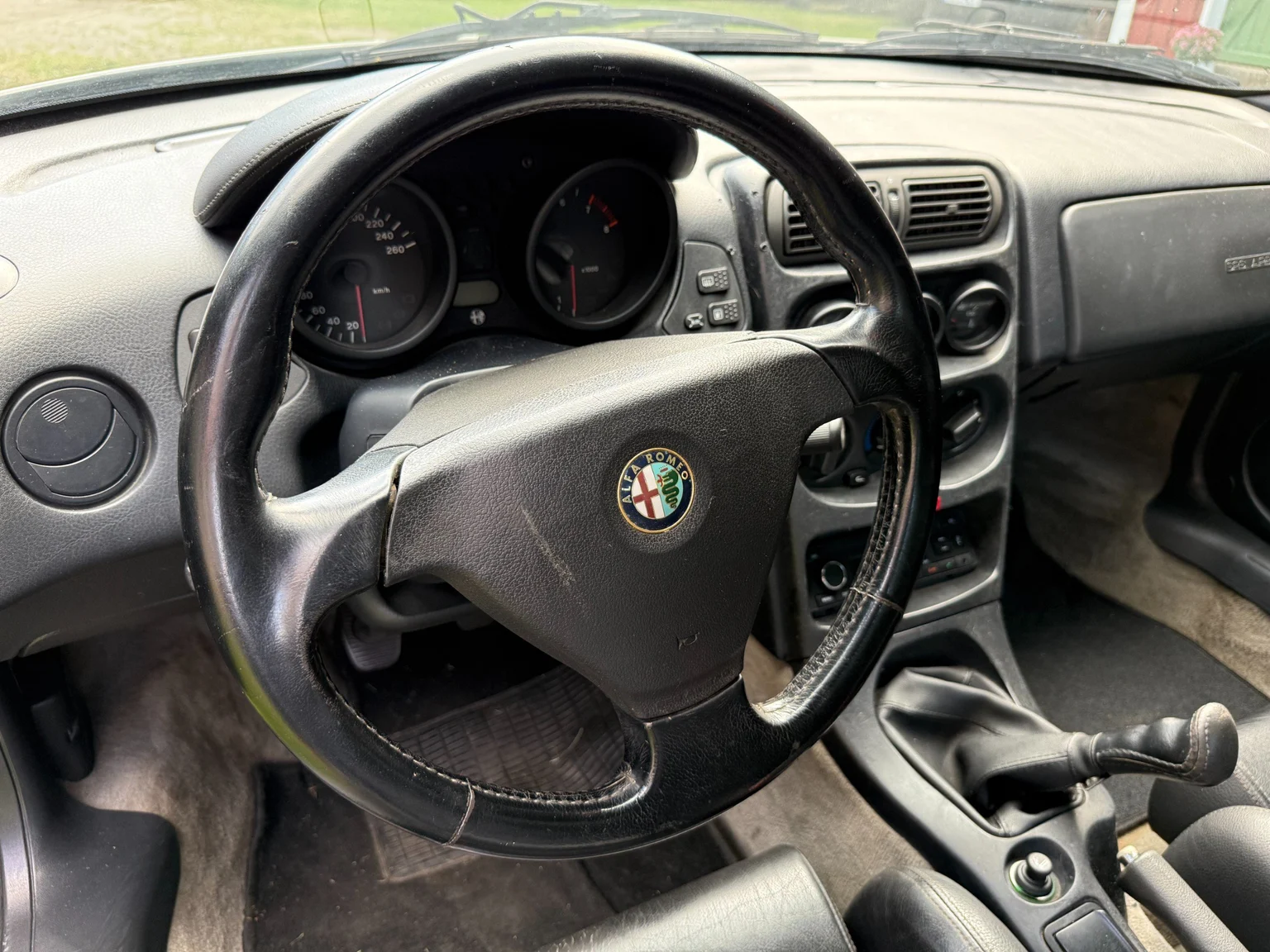 Innenraumfoto von 1997 Alfa Romeo GTV (3)