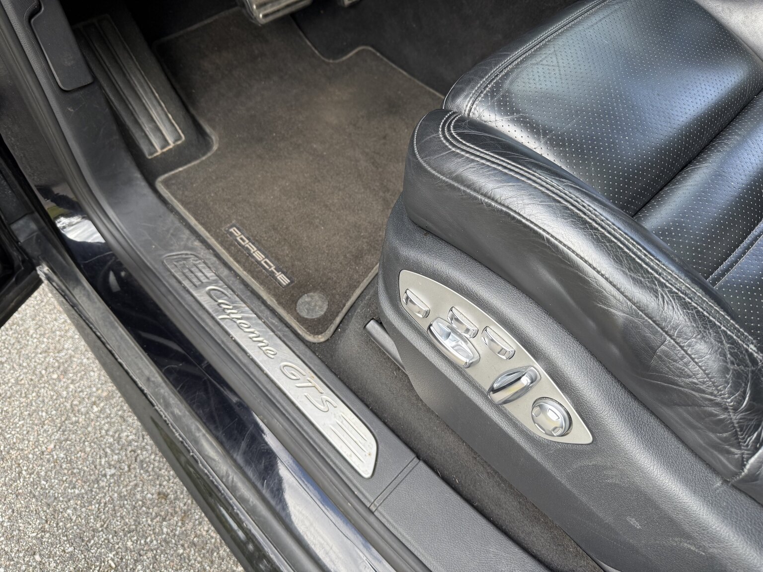 Interior image of 2013 Porsche Cayenne GTS