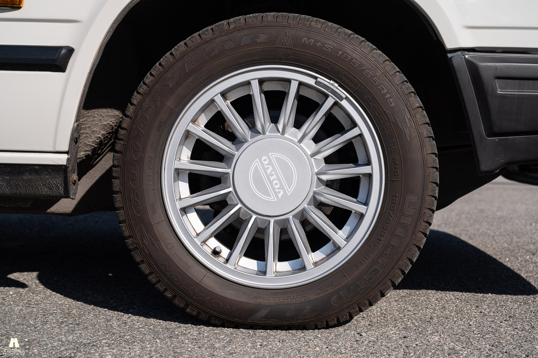 Exteriörbild på 1988 Volvo 740 GL (18)