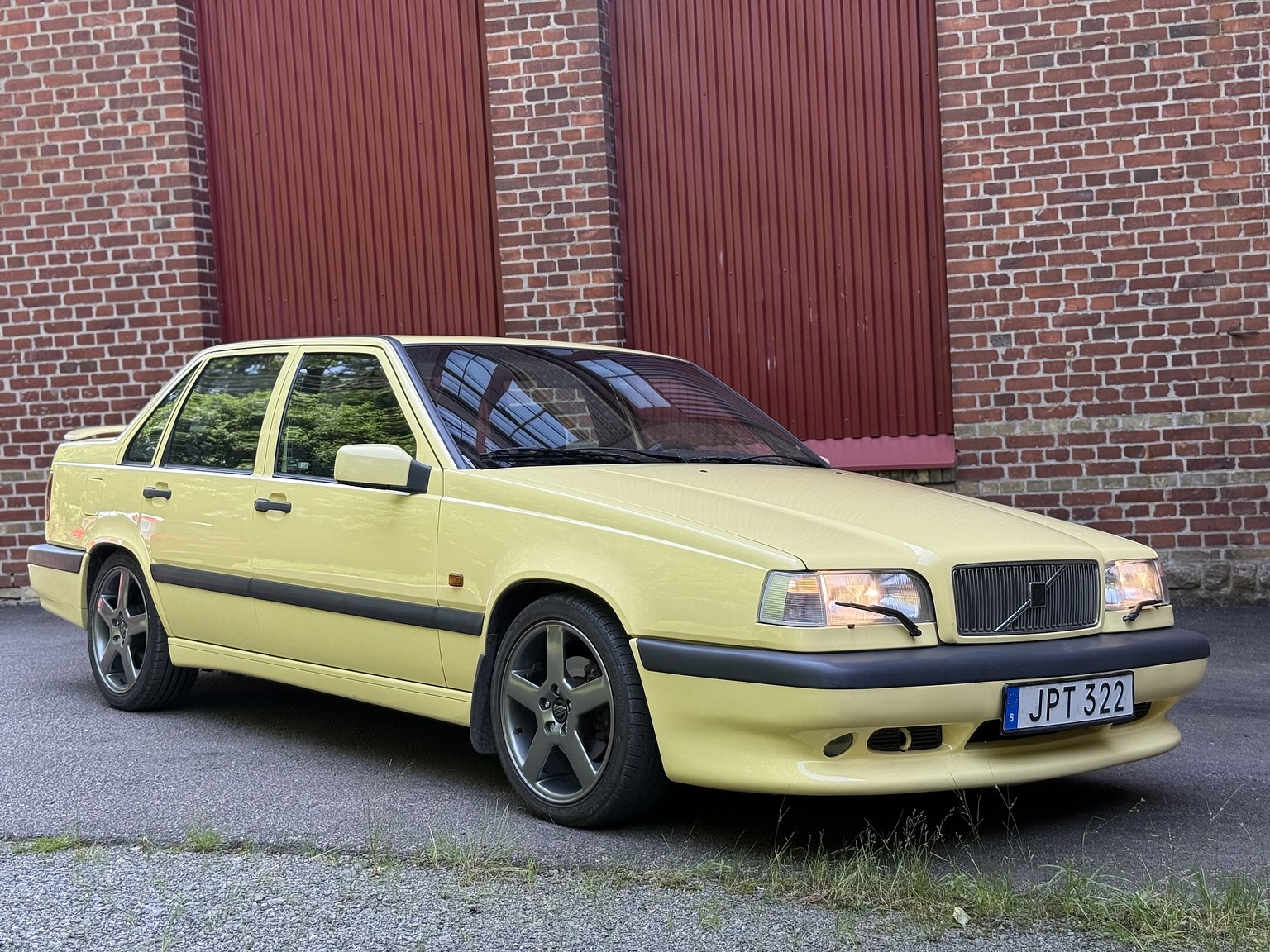 Exterior image of 1995 Volvo 850 T-5R