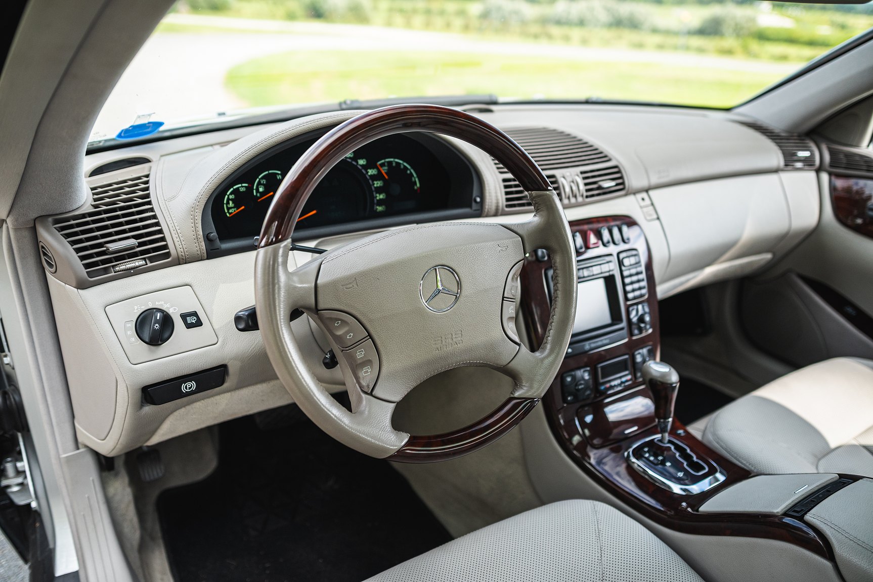 Interior image of 2000 Mercedes-Benz CL 500