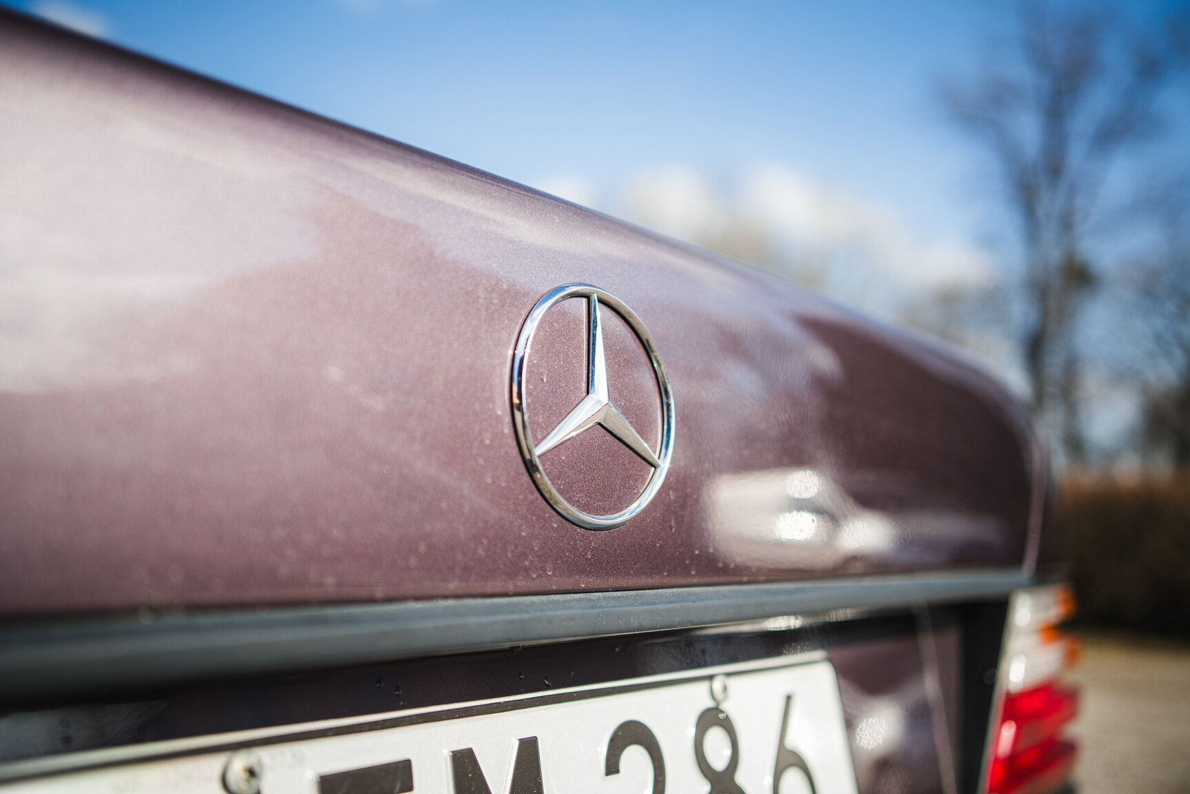Exterior image of 1993 Mercedes-Benz E 220