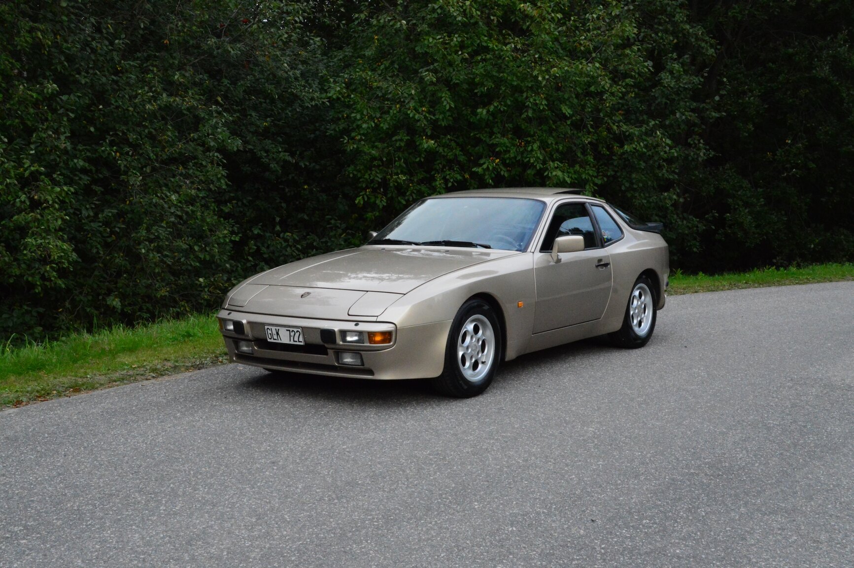 Exterior image of 1986 Porsche 944 Coupé