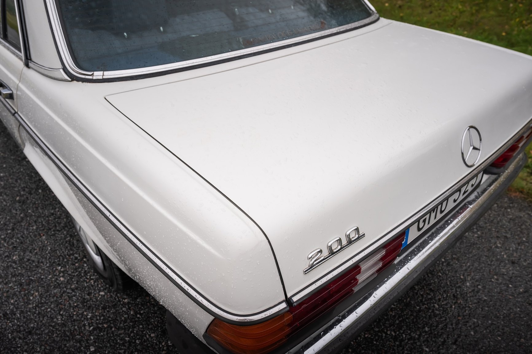 Exterior image of 1985 Mercedes-Benz 200 Automatic