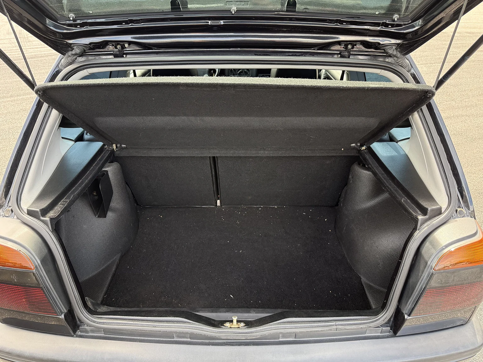 Innenraumfoto von 1994 Volkswagen Golf 3-door VR6 (47)