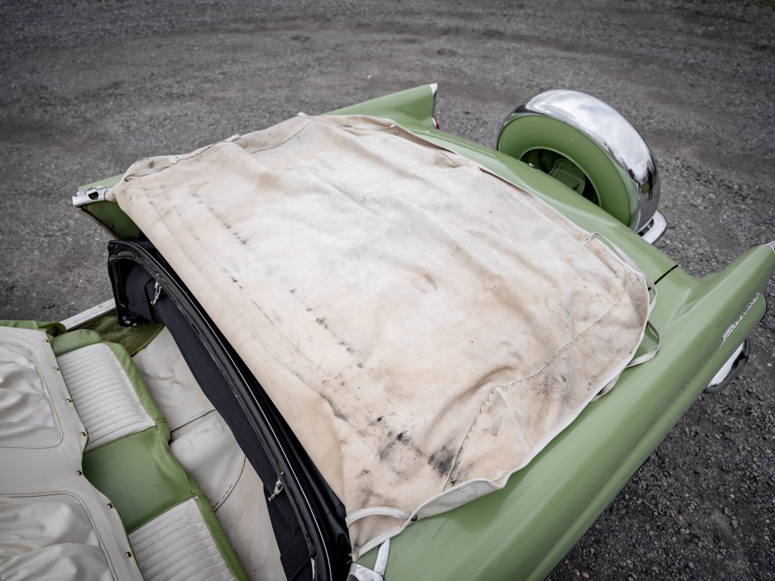 Exteriörbild på 1956 Ford Thunderbird (38)