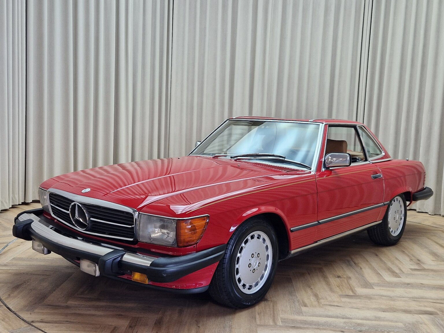 Exterior image of Mercedes-Benz 560SL