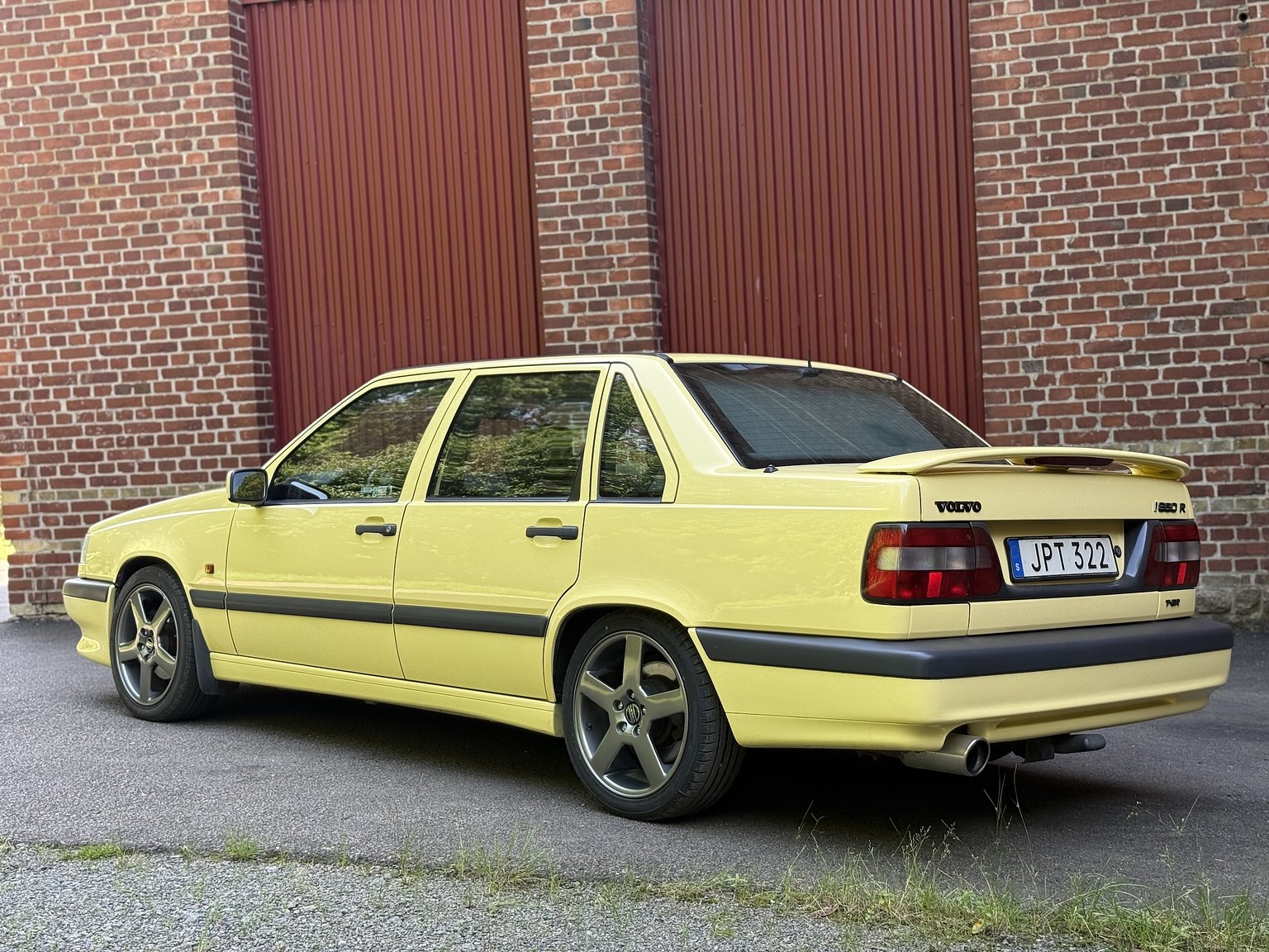 Exterior image of 1995 Volvo 850 T-5R