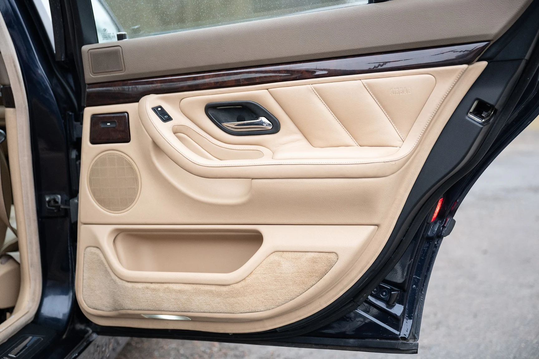 Interior image of 1996 BMW 740 iA - NO RESERVE (32)