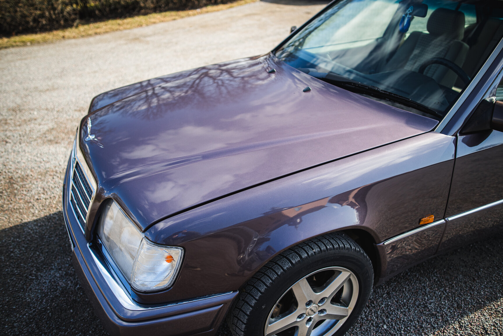 Exterior image of 1993 Mercedes-Benz E 220