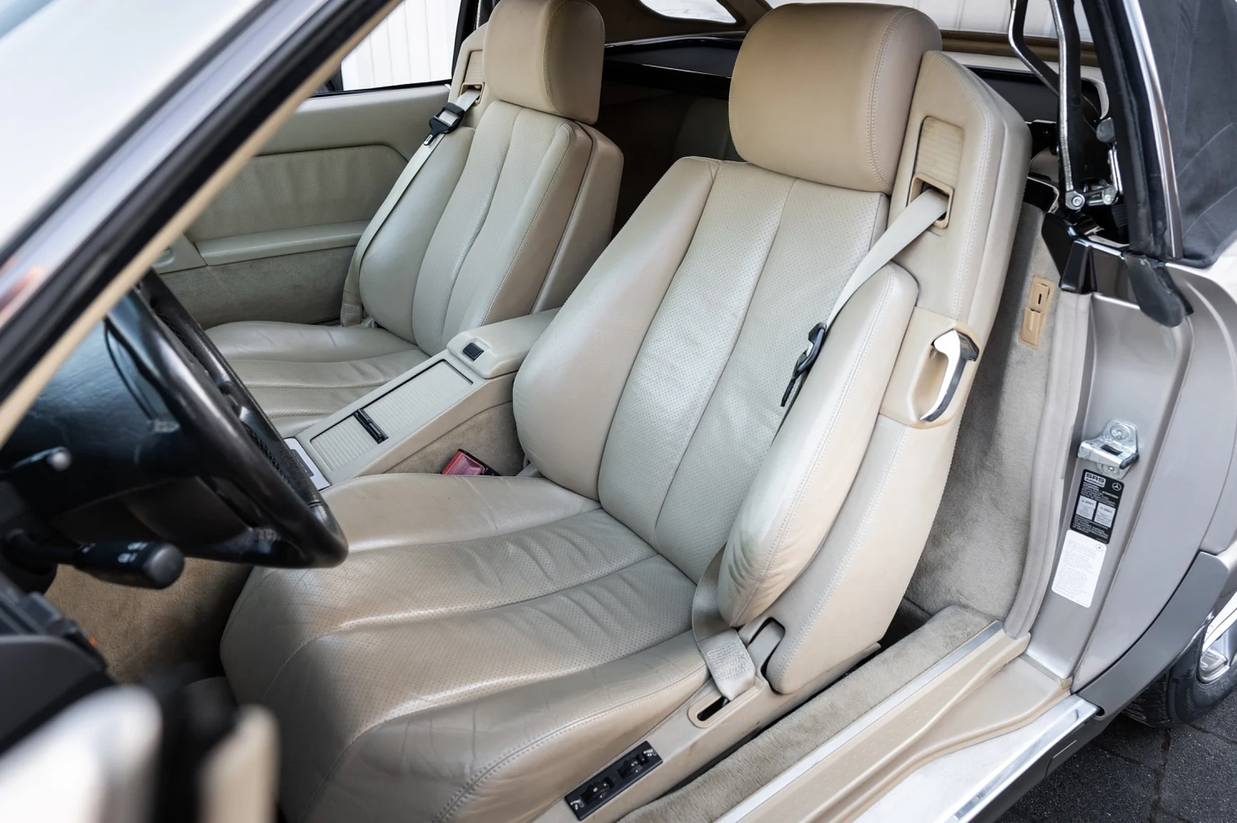 Interior image of 1991 Mercedes-Benz 500 SL (1)