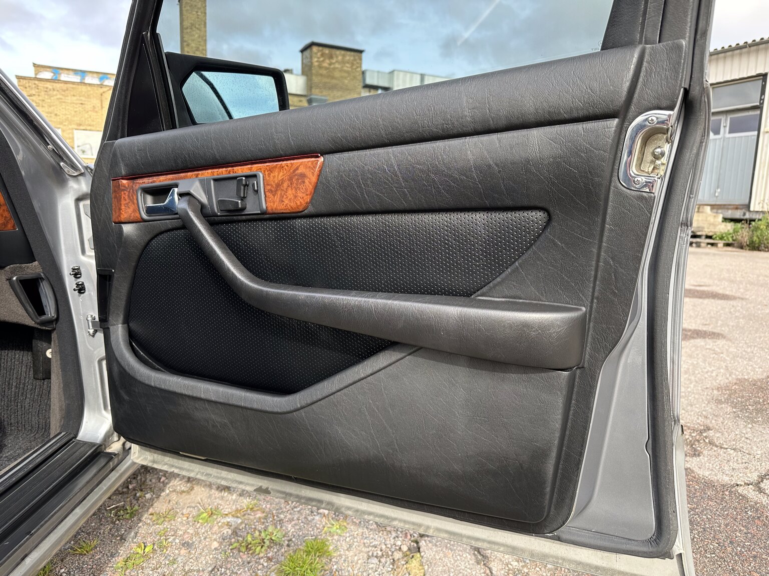 Interior image of 1987 Mercedes 300 SE (45)