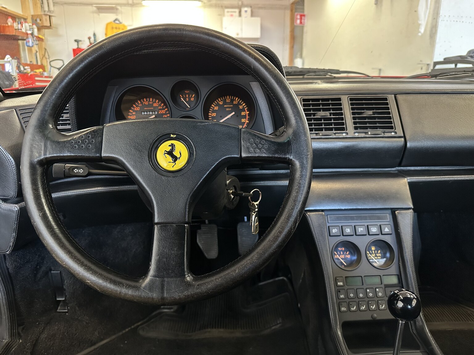 Innenraumfoto von 1990 Ferrari 348 (10)