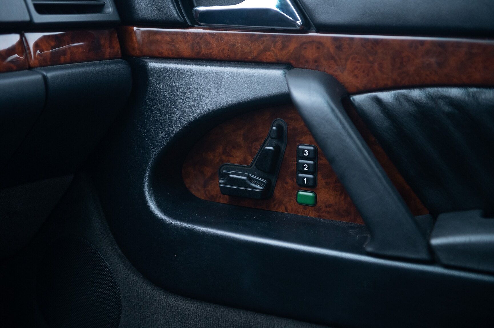 Interior image of 1992 Mercedes-Benz 500 SE