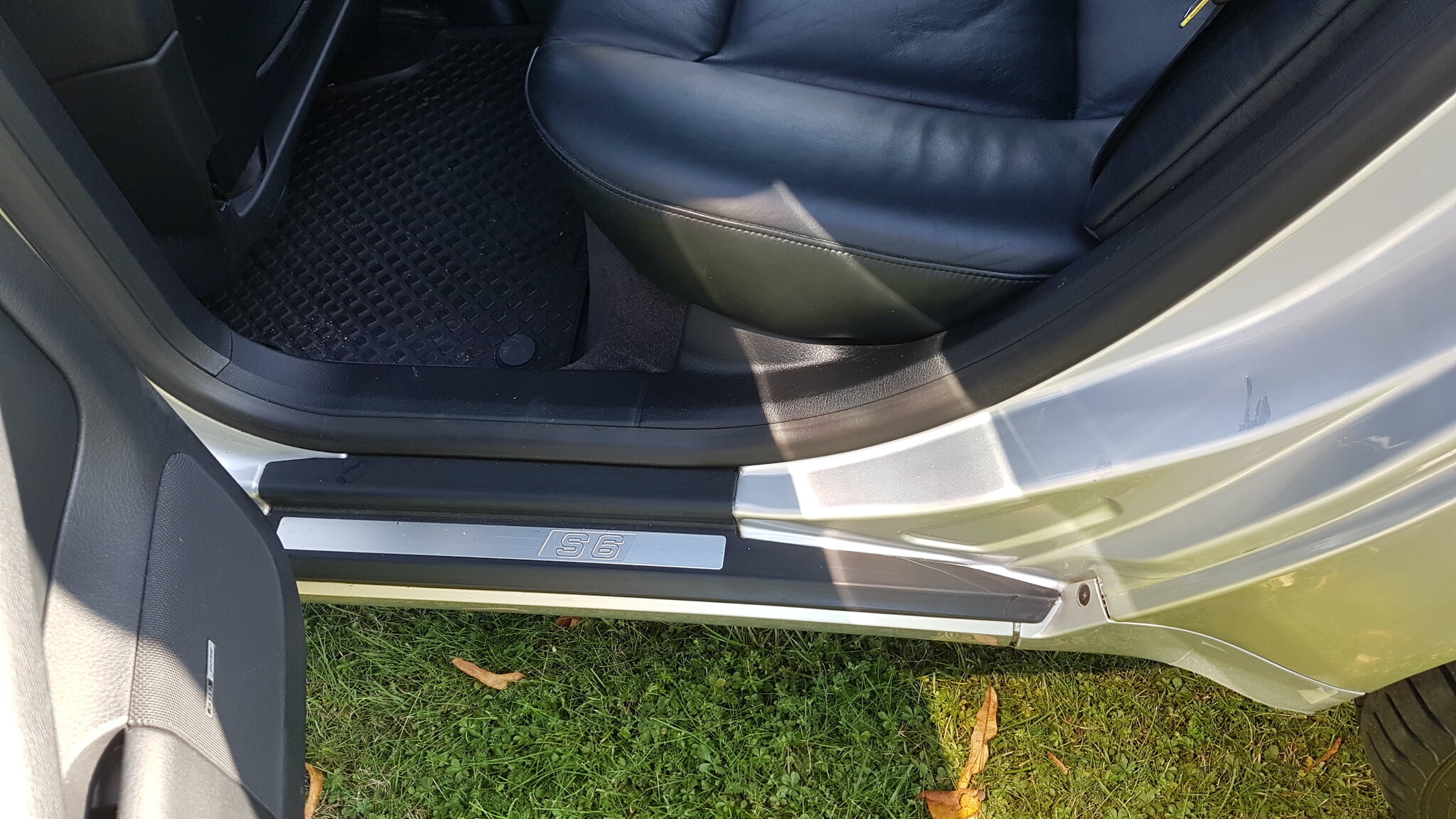 Interior image of 2000 Audi S6 Avant