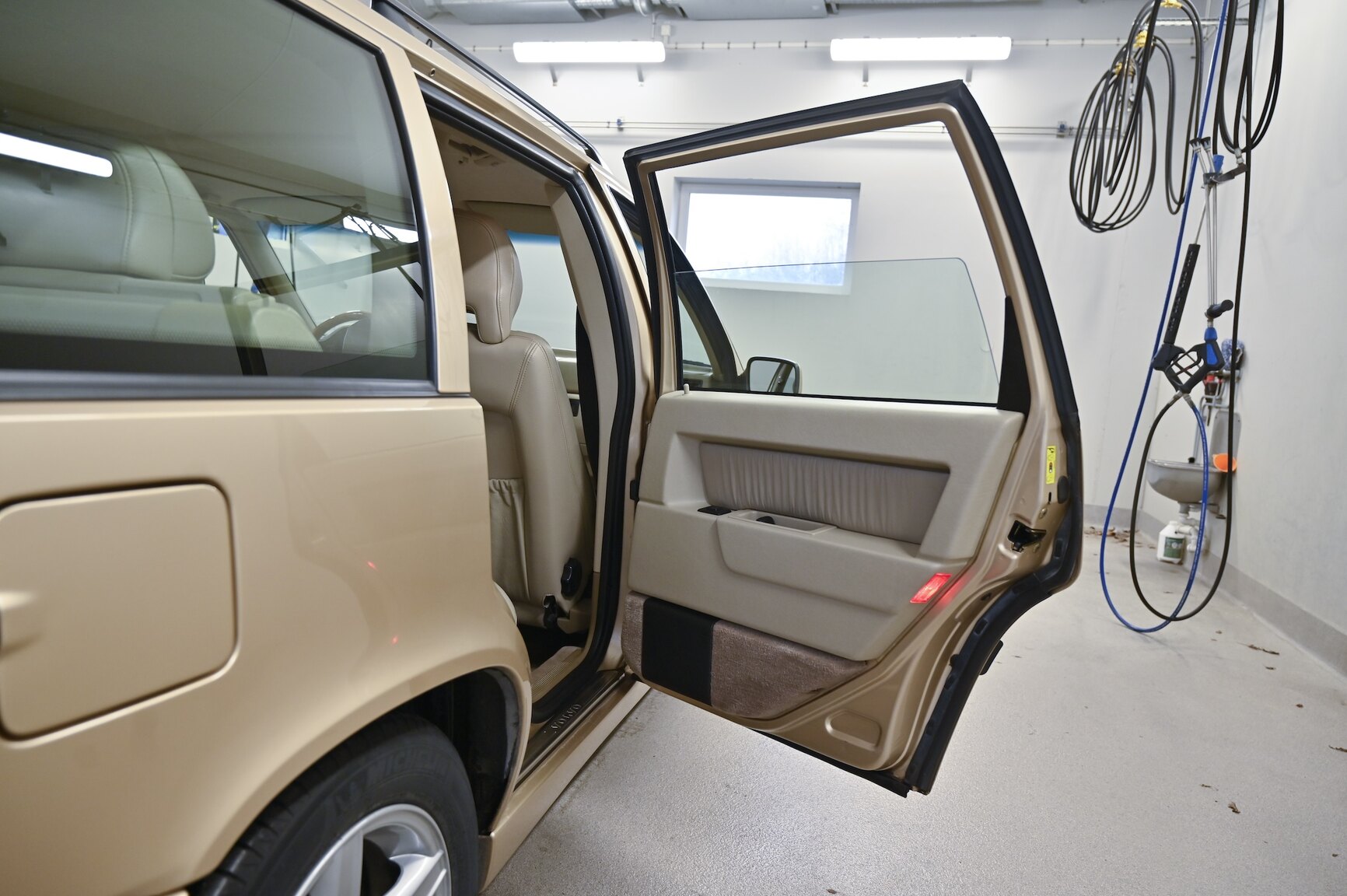 Interior image of 1996 Volvo 855GLT