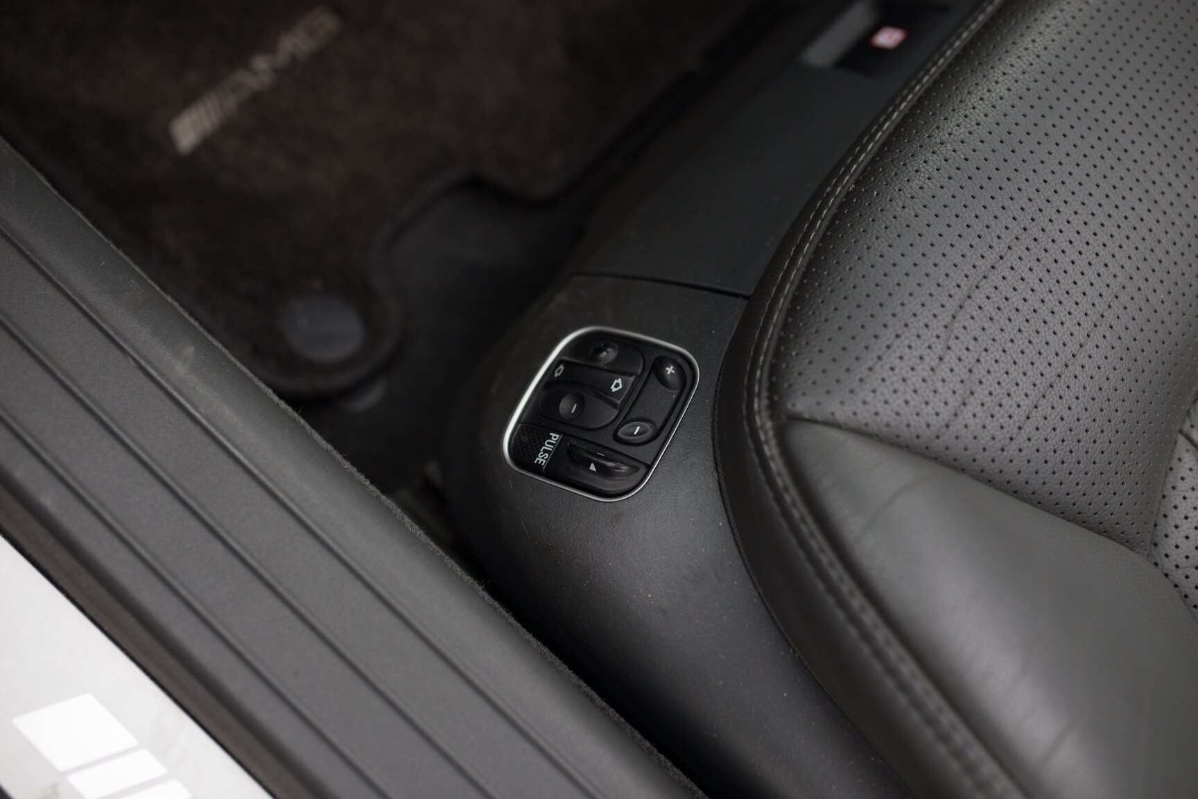 Interior image of 2002 Mercedes-Benz SL55 AMG