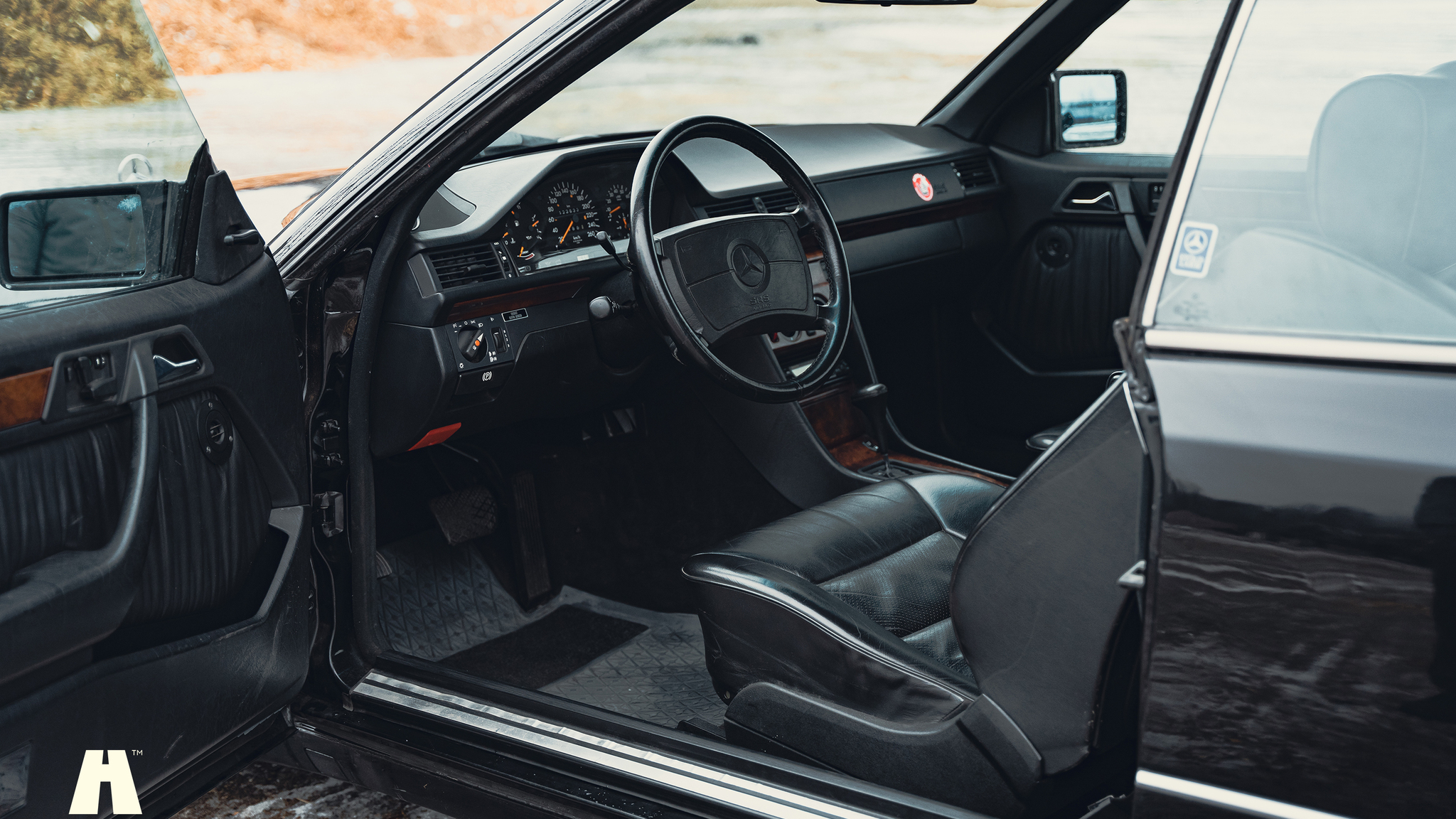 Innenraumfoto von 1990 Mercedes 300 CE-24