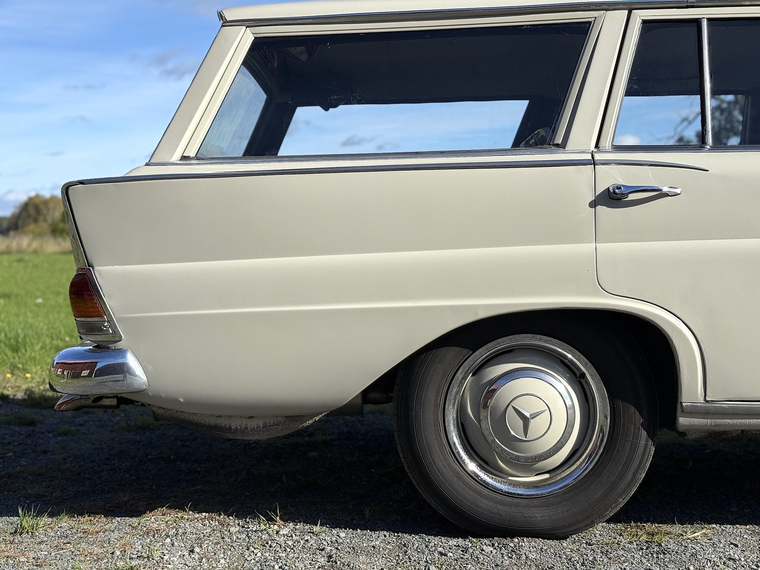 Exteriörbild på 1967 Mercedes-Benz 200D Safari