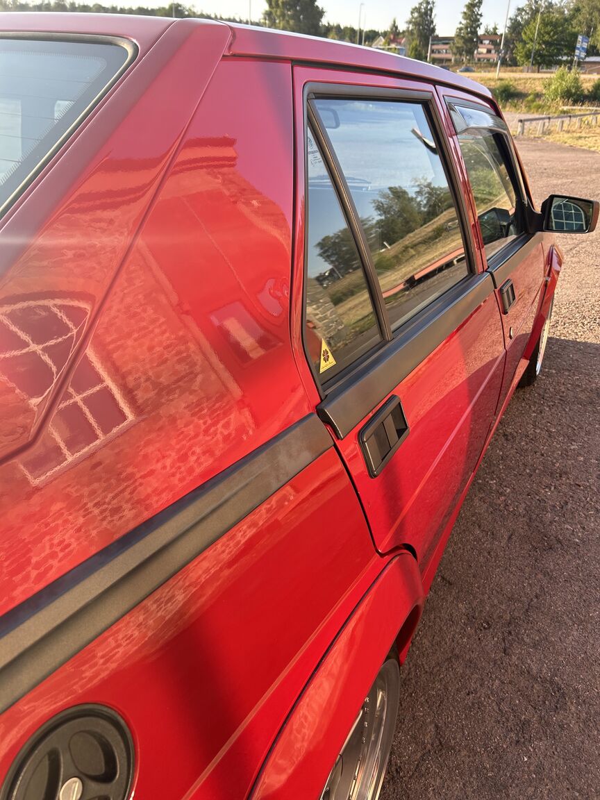 Exterior image of 1988 Alfa Romeo 75 (14)