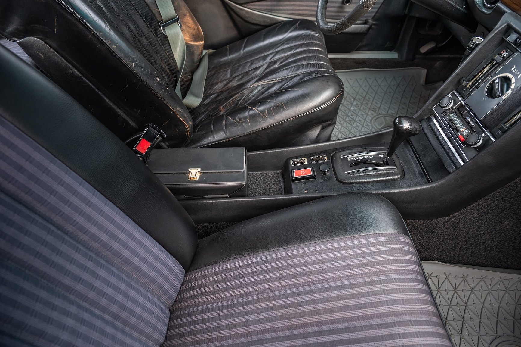 Interior image of 1975 Mercedes-Benz 280 SE 