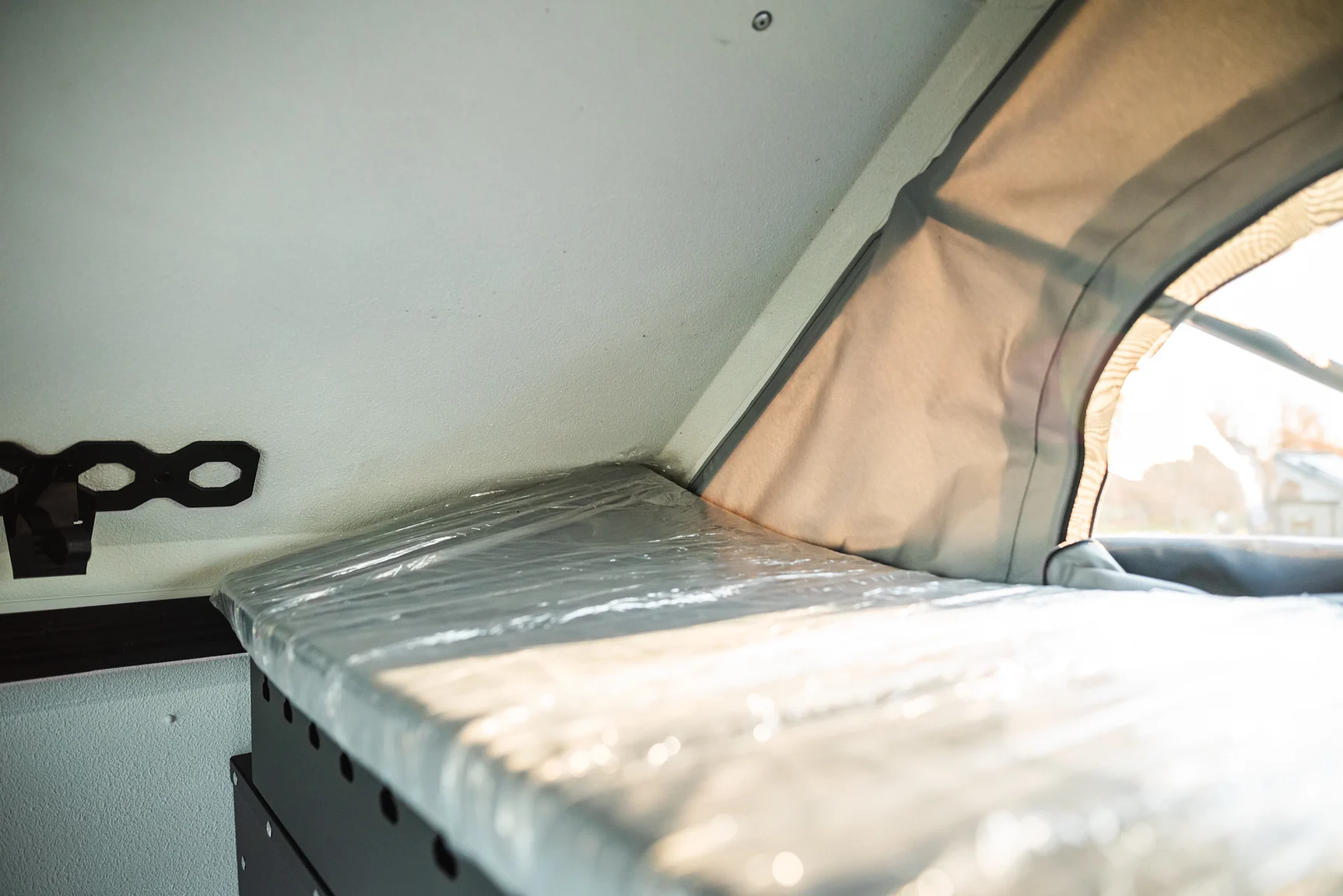 Innenraumfoto von 2020 Northea Camper Expedition Volkswagen Amarok (57)