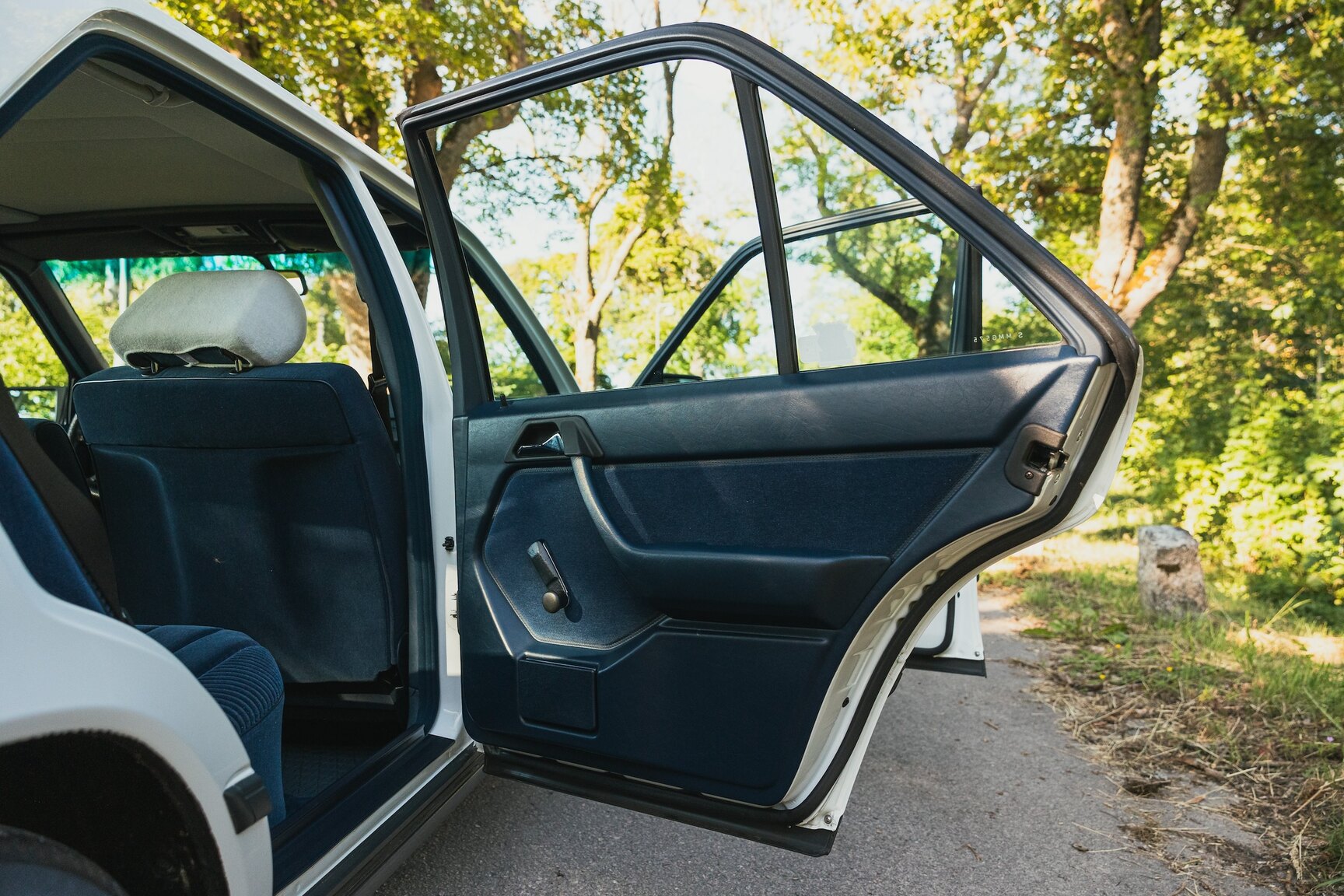 Innenraumfoto von 1987 Mercedes-Benz 230E