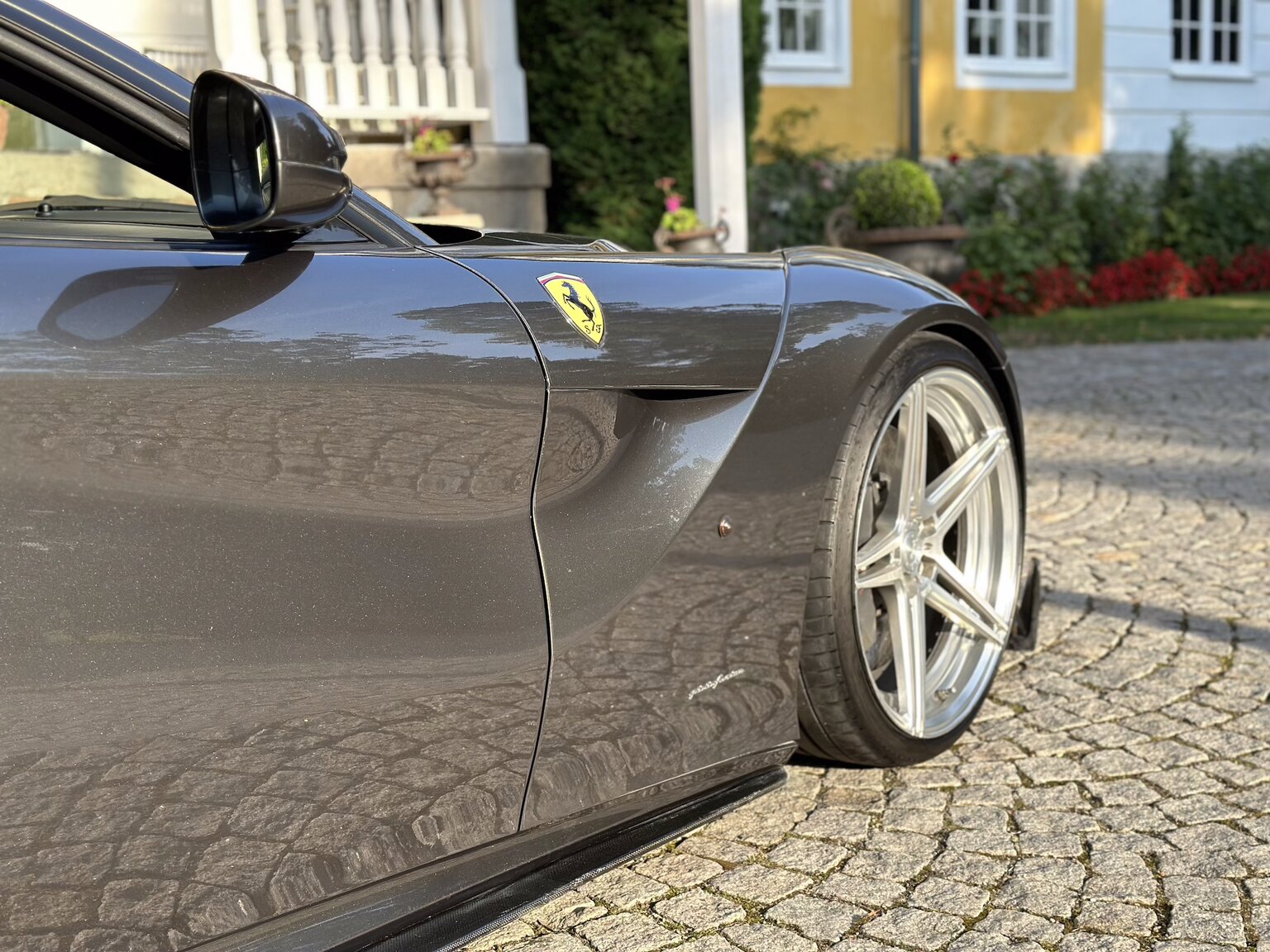 Exteriörbild på 2013 Ferrari F12 Berlinetta