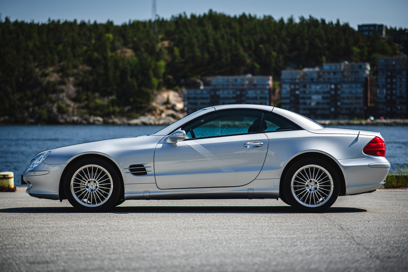 Exterior image of 2006 Mercedes-Benz SL 350