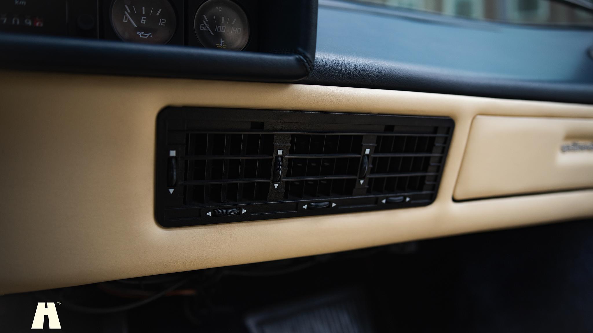 Interior image of 1985 Ferrari Mondial Quattrovalvole Design by Pininfarina (27)