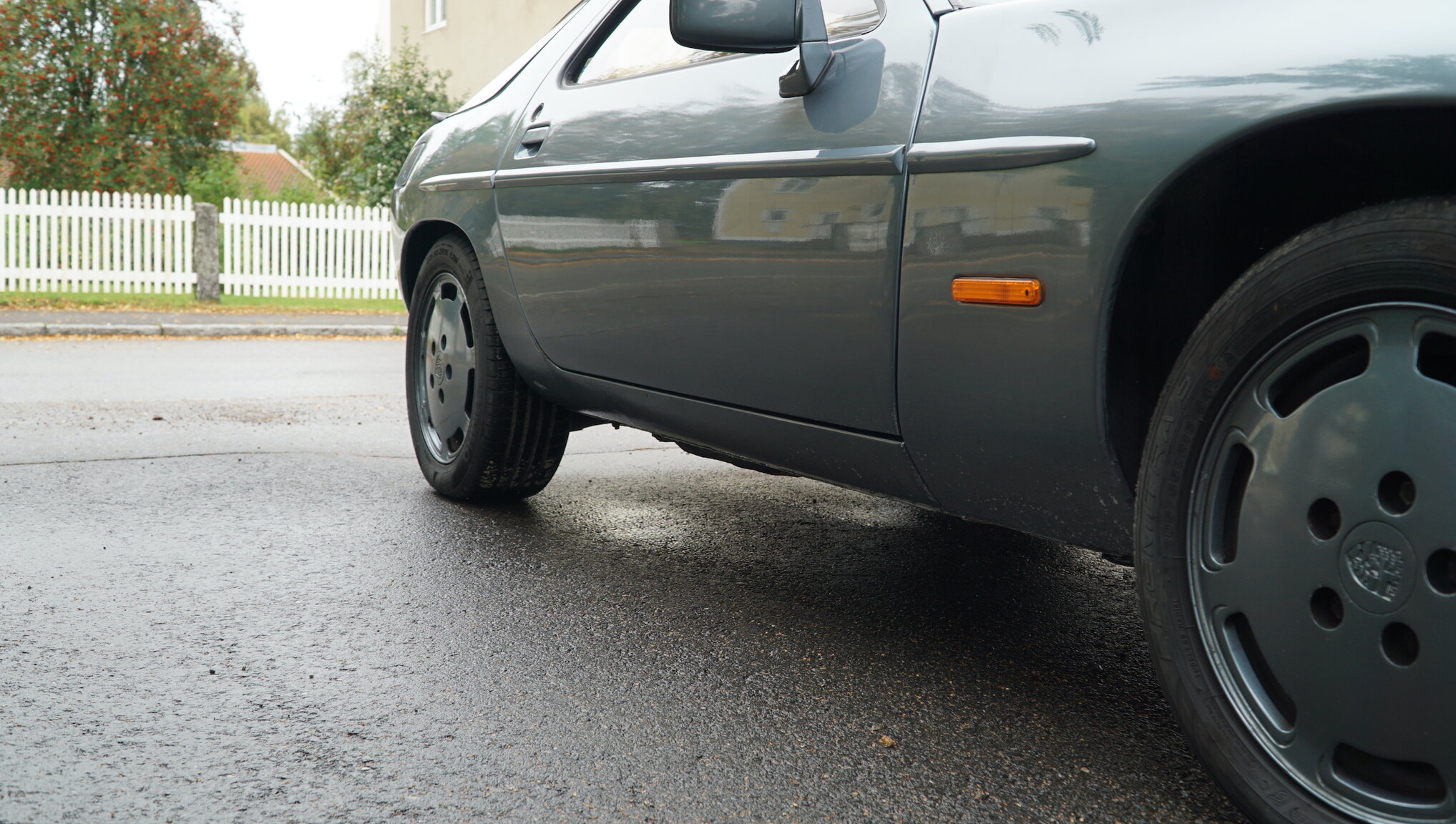 Exterior image of 1983 Porsche 928S (43)