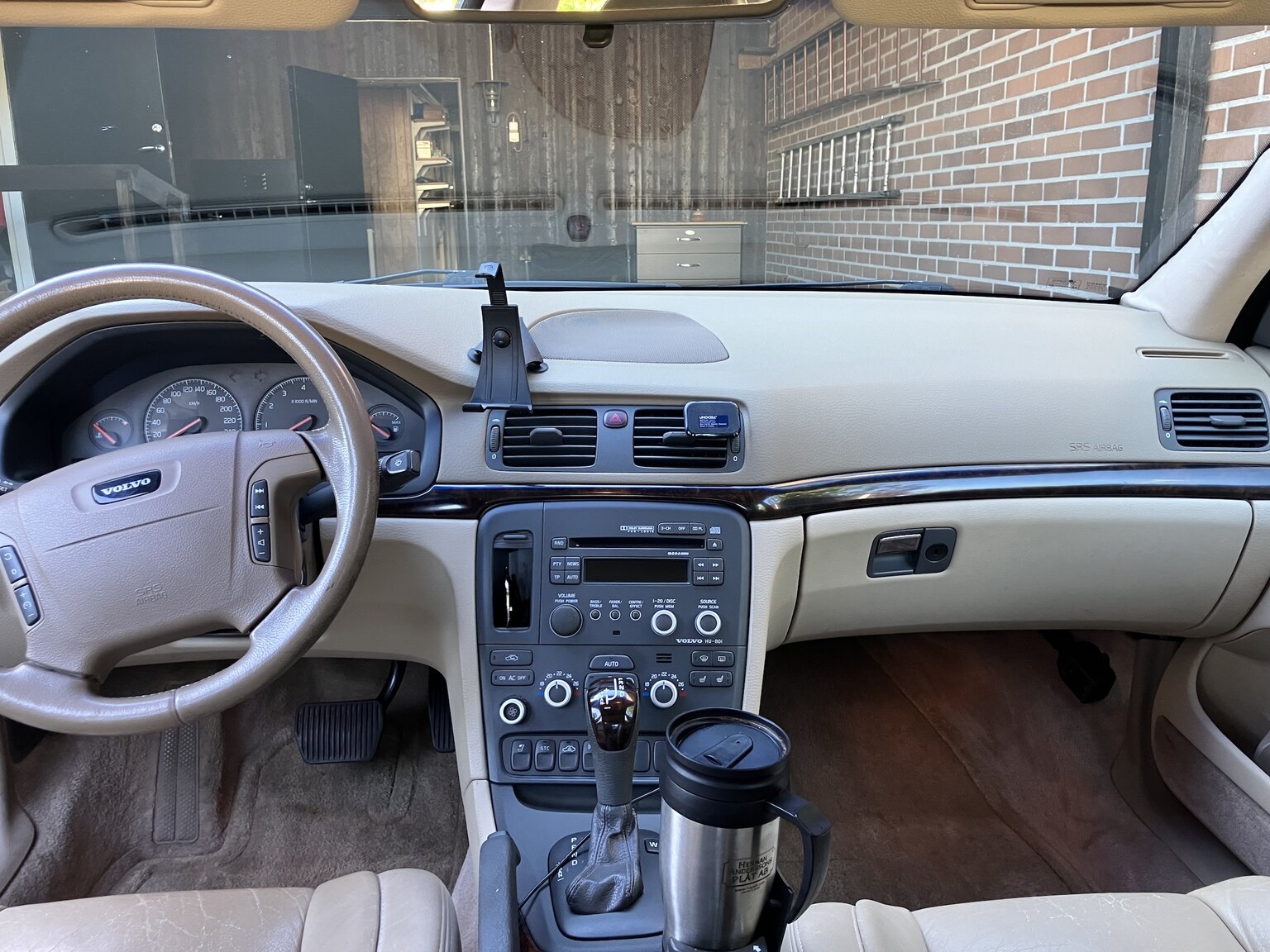 Interior image of 1999 Volvo S80