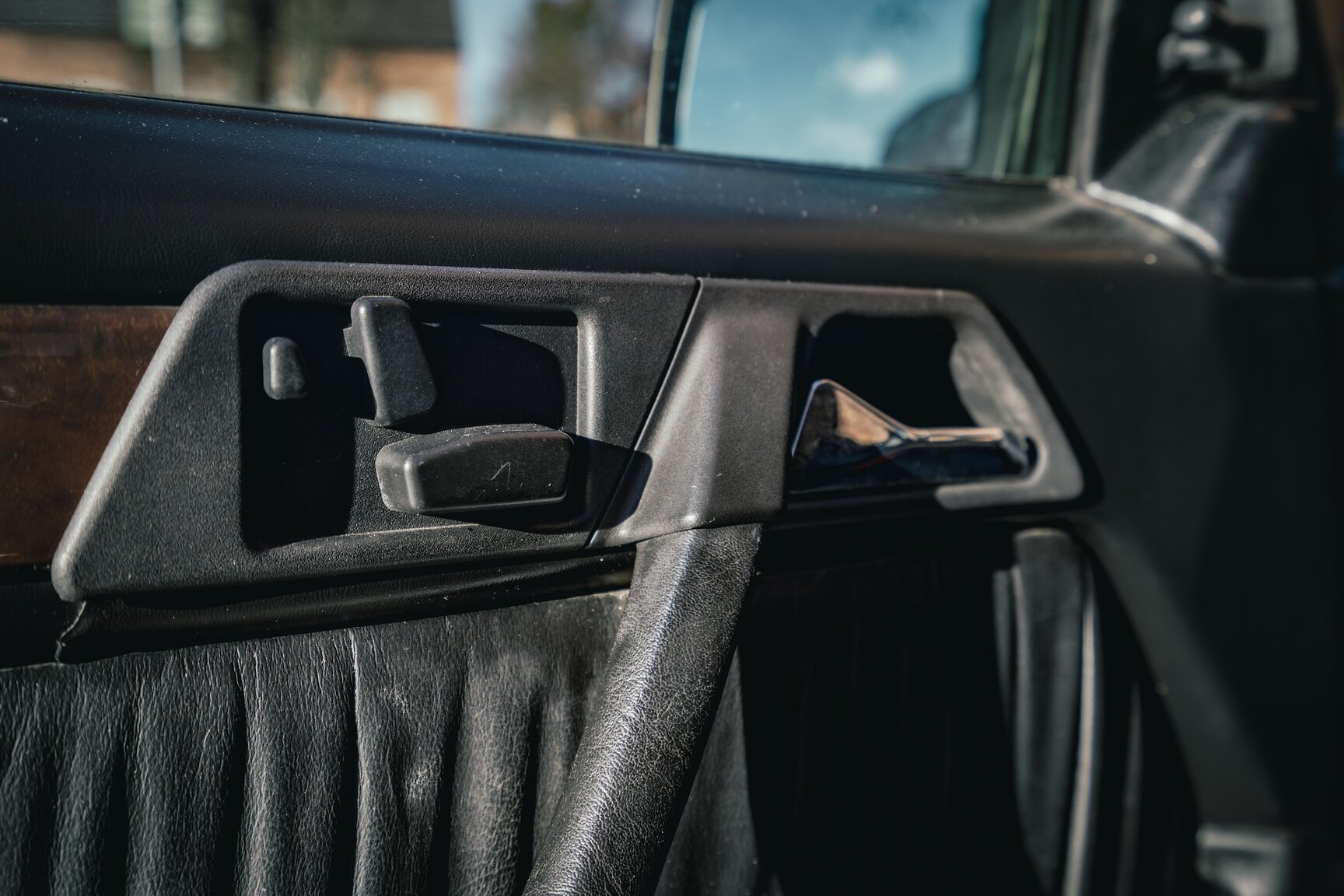 Interior image of 1991 Mercedes-Benz 300E-24 (35)