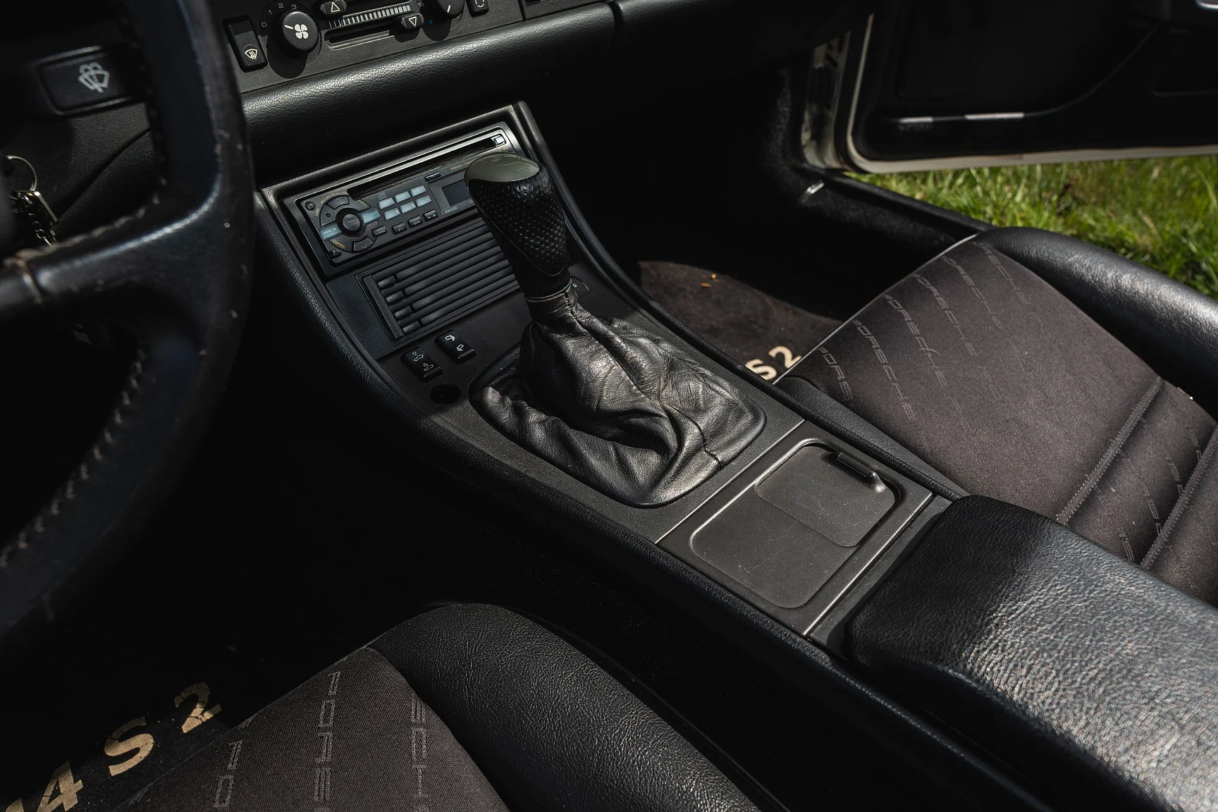 Interior image of 1990 Porsche 944 S2 Cabriolet  (27)