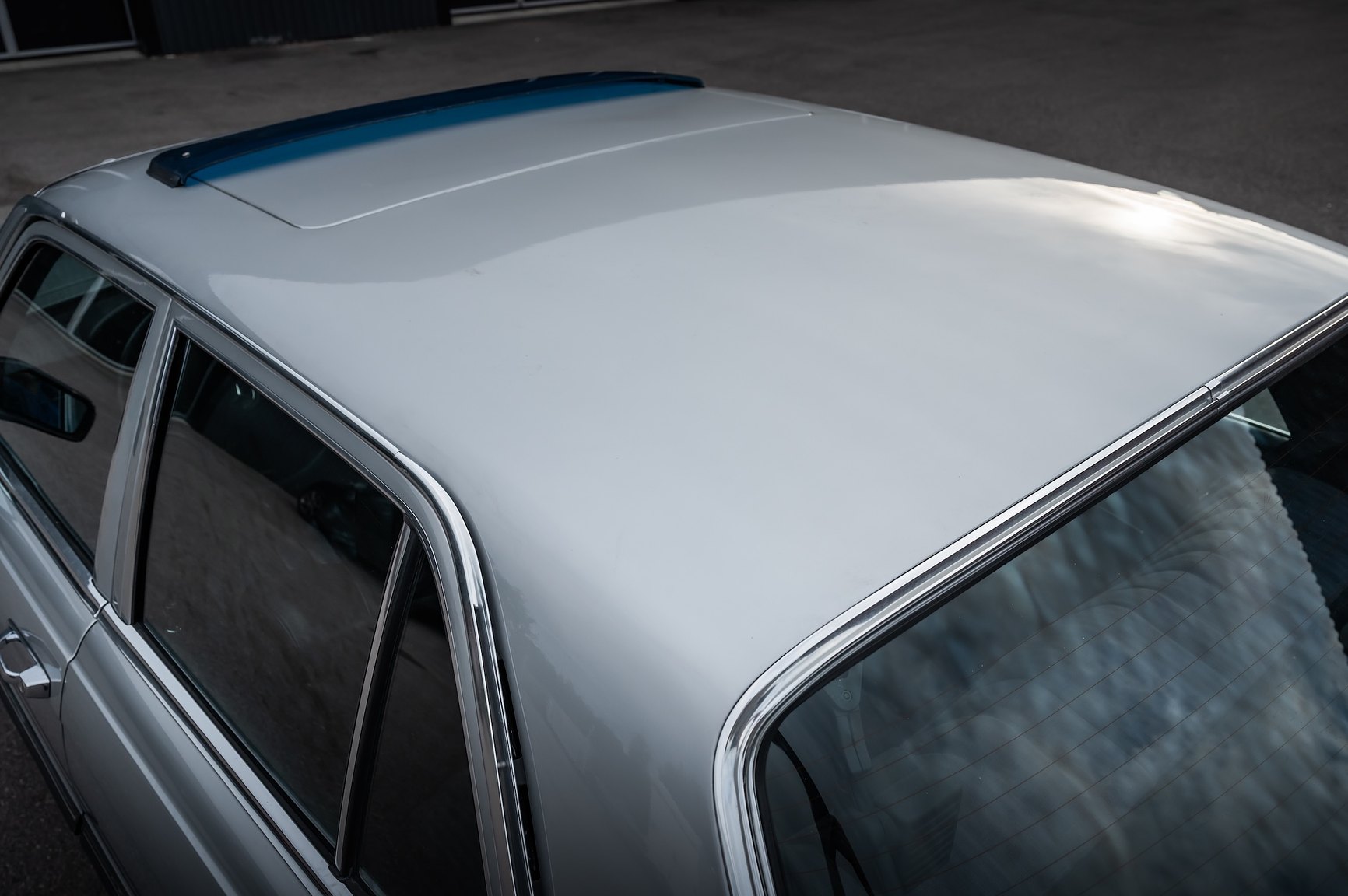 Exteriörbild på 1975 Mercedes-Benz 280 SE 