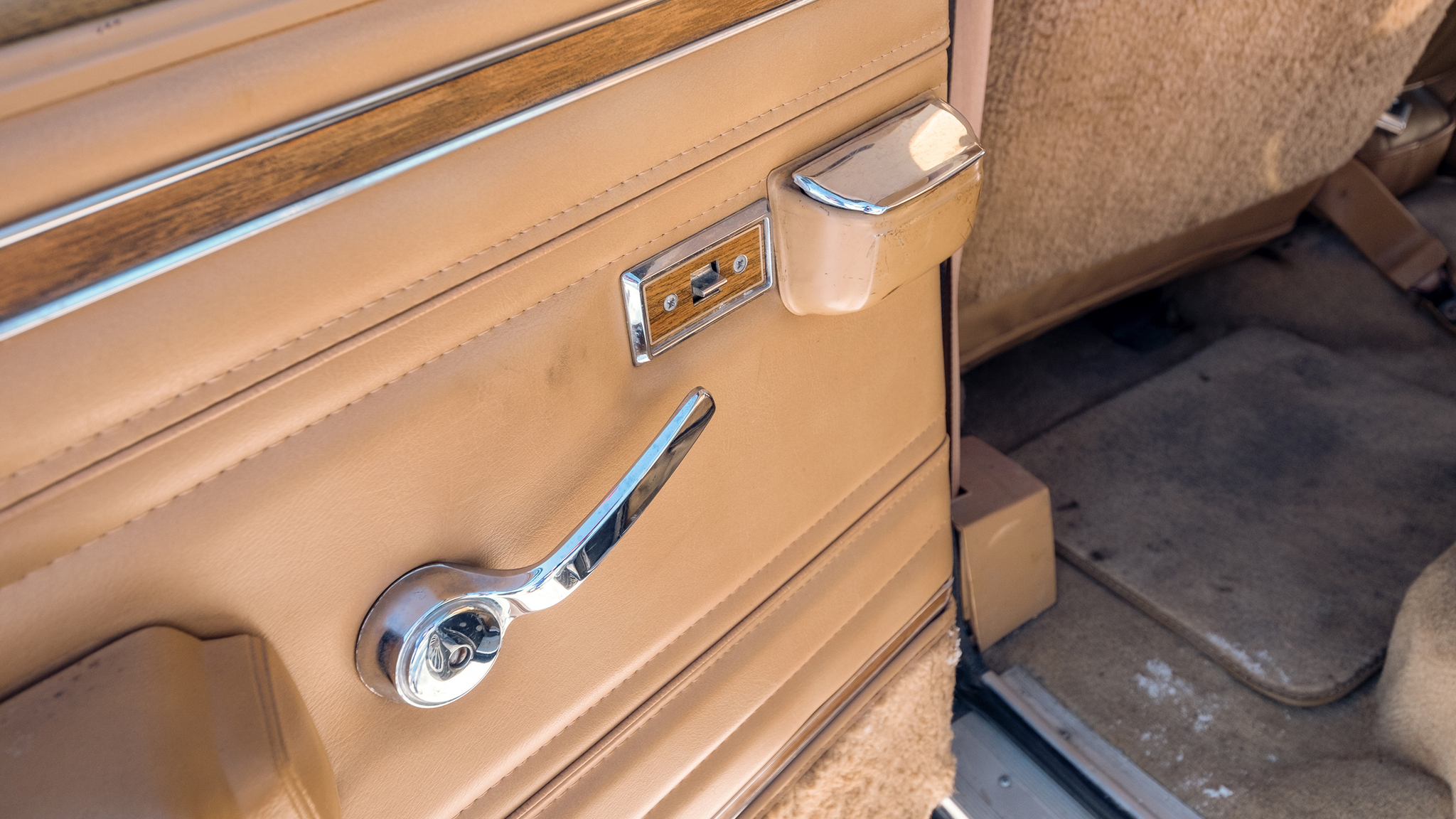 Interior image of 1988 Jeep Grand Wagoneer 5.9